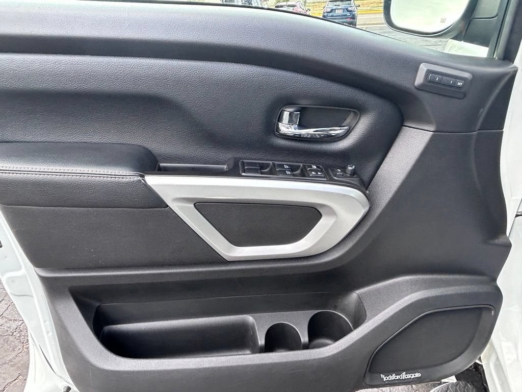 2017 Nissan TITAN SL