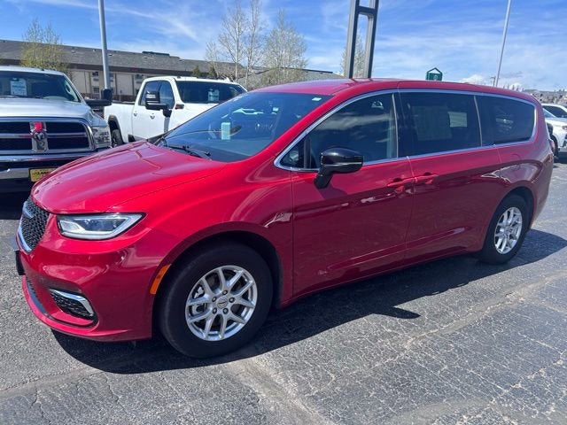 2025 Chrysler Pacifica Select's photo