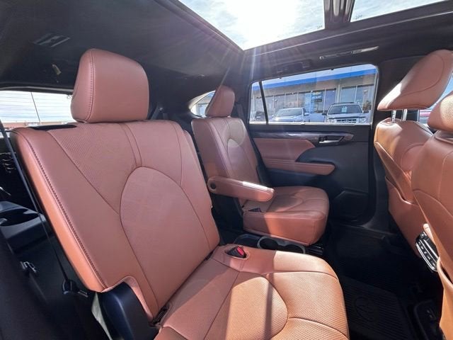 2024 Toyota Highlander Hybrid Platinum